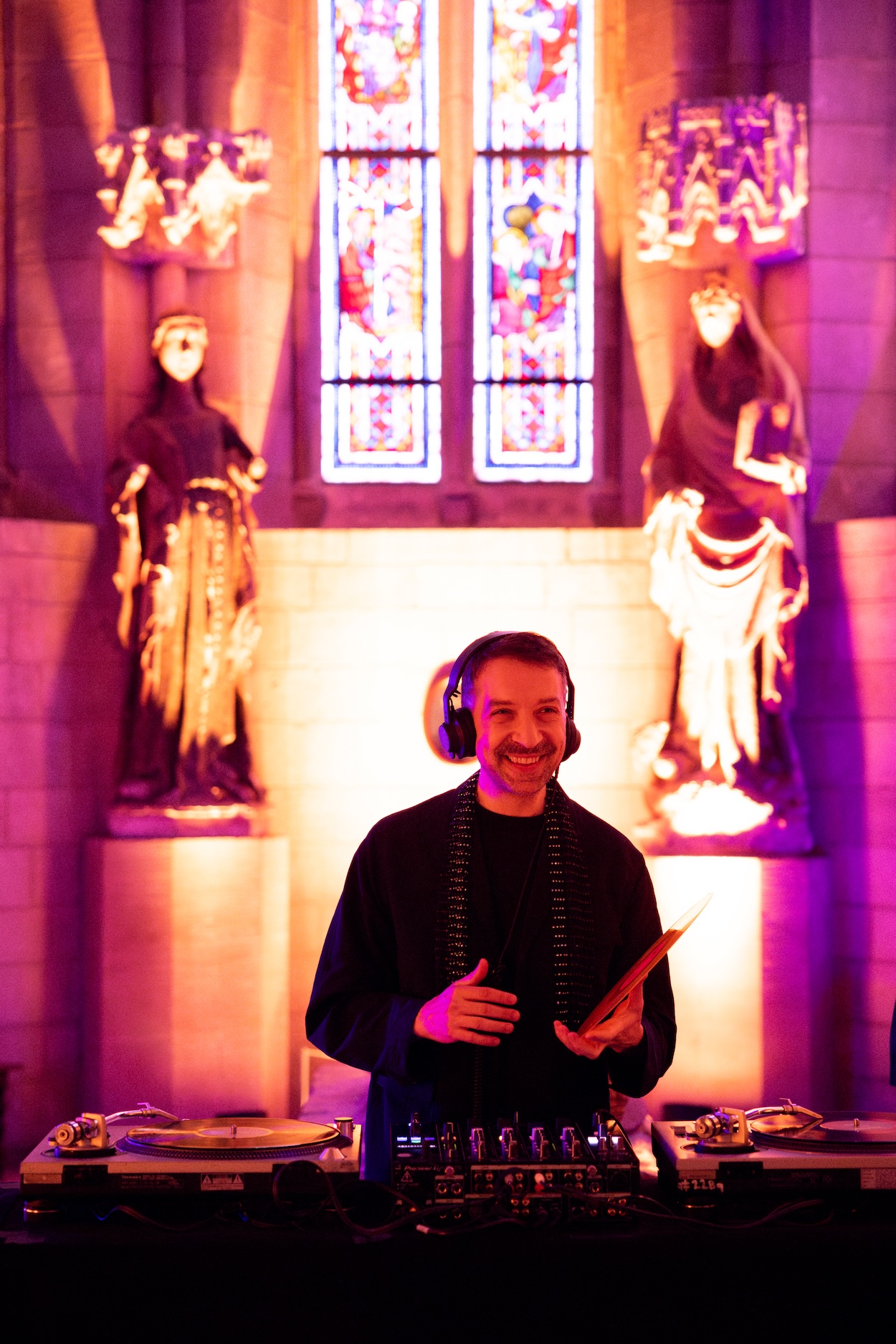 Instalación sónica específica del sitio de Met Cloisters por Gerard & Kelly – SUPERFICIE