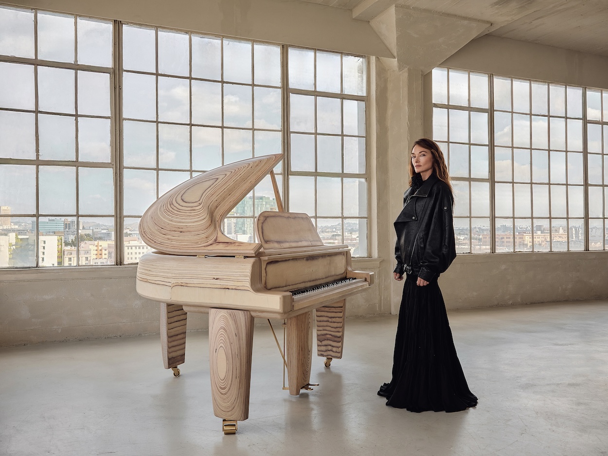 Piano de abedul tallado de Kelly Wearstler con Edelweiss – SUPERFICIE