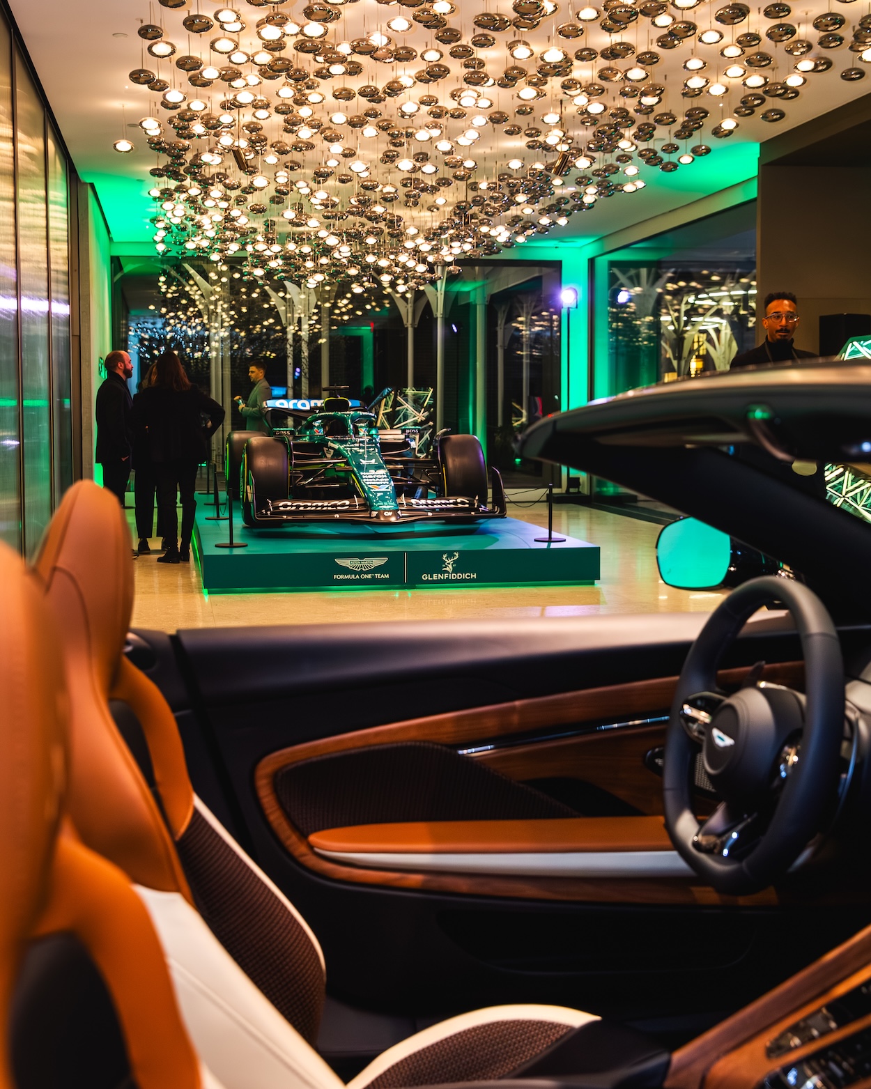 Aston Martin lanza el coche de Fórmula 1 AMR26 en la ciudad de Nueva York – SURFACE