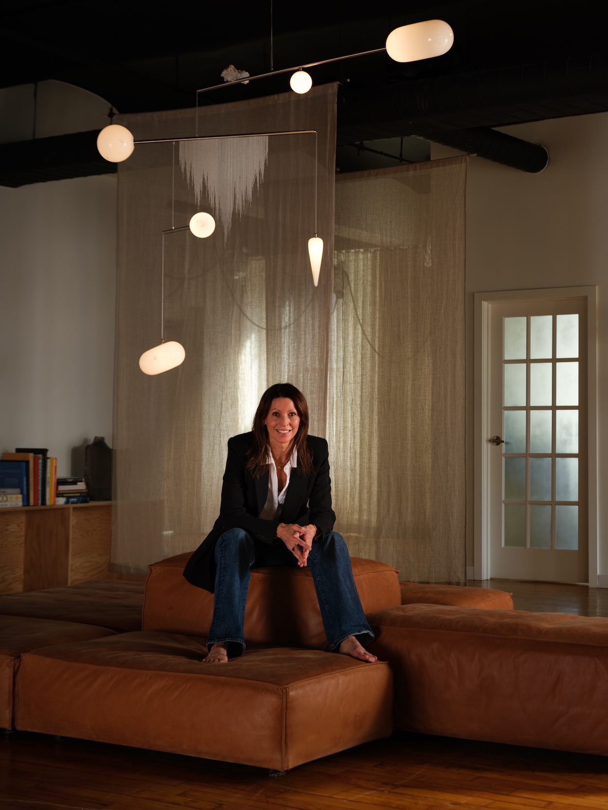 En el vigésimo aniversario de su estudio, la diseñadora de iluminación Lindsey Adelman lanza dos colecciones inspiradas en el universo – SURFACE